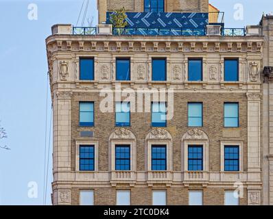 Emery Roth entwarf 1125 die Fifth Avenue im Carnegie Hill Historic District. Das Neorenaissance-Apartmenthaus wurde 1926 fertiggestellt. Stockfoto