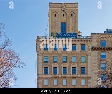 Emery Roth entwarf 1125 die Fifth Avenue im Carnegie Hill Historic District. Das Neorenaissance-Apartmenthaus wurde 1926 fertiggestellt. Stockfoto