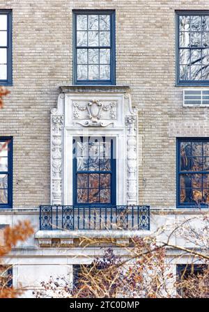 Emery Roth entwarf 1125 die Fifth Avenue im Carnegie Hill Historic District. Das Neorenaissance-Apartmenthaus wurde 1926 fertiggestellt. Stockfoto