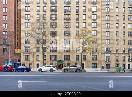 Rosario Candela entwarf die 70 E 96th Street in Manhattans Upper East Side; das Wohnhaus aus Backstein ist mit Terrakotta verziert. Stockfoto