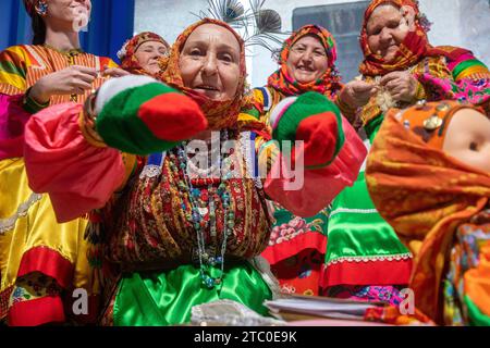 Moskau, Russland. Dezember 2023. Die Nekrasov Kosaken treten auf der internationalen Ausstellung und dem Forum der Russia Expo im VDNKh-Ausstellungszentrum in Moskau auf. Mehr als 240 Jahre lang lebten die Kosaken von Nekrasow außerhalb Russlands auf dem Territorium des Osmanischen Reiches, nachdem sie die Staatsbürgerschaft des Sultans angenommen hatten. Stockfoto