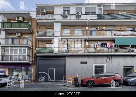 Fassaden städtischer Wohngebäude mit auf der Straße geparkten Fahrzeugen Stockfoto