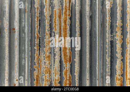 Eine Wand, die mit rostigem Wellblech bedeckt ist Stockfoto