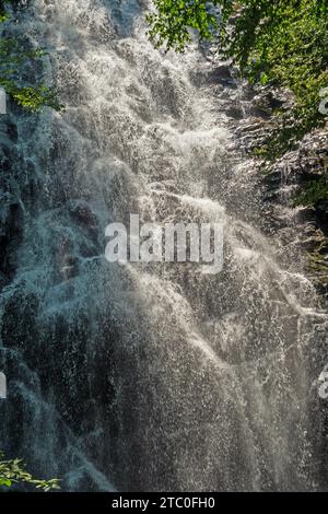 Dramatische Kaskade durch den Wald bei Crabtree Falls am Blue Ridge Parkway in North Carolina Stockfoto