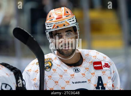 München, Deutschland. Dezember 2023. Darren Archibald (Grizzlys Wolfsburg, Nr. 25). EHC Red Bull München gegen Grizzlys Wolfsburg, Eishockey, DEL, 25. Spieltag, Saison 2023/2024, 08.12.2023. Foto: Eibner-Pressefoto/Heike feiner Credit: dpa/Alamy Live News Stockfoto