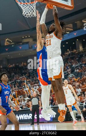 Texas, USA. Dezember 2023. ZeÕRik Onyema #21 der Texas Longhorns in Aktion gegen die Houston Christian Huskies im Moody Center in Austin Texas. Texas führt in der Hälfte 37-17 an. Quelle: csm/Alamy Live News Stockfoto