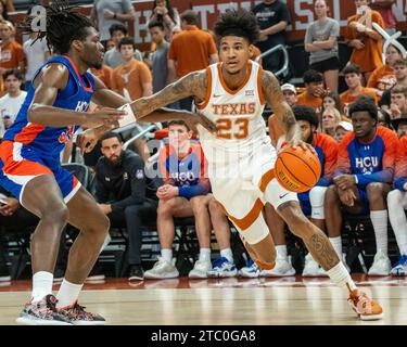 Texas, USA. Dezember 2023. Dillon Mitchell #23 der Texas Longhorns in Aktion gegen die Houston Christian Huskies im Moody Center in Austin Texas. Texas führt in der Hälfte 37-17 an. Quelle: csm/Alamy Live News Stockfoto