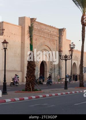 Radfahrer fahren am Abend am Bab Agnaou (Tor Agnaou) in der Stadt Marrakesch aka Marrakesch, Marokko, am 09. Dezember 2023 vorbei Stockfoto