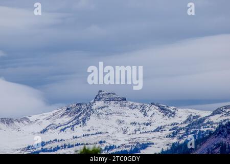 Butte Rock, der in der Sisters Mountain Range der Central Oregon Cascades auftaucht Stockfoto