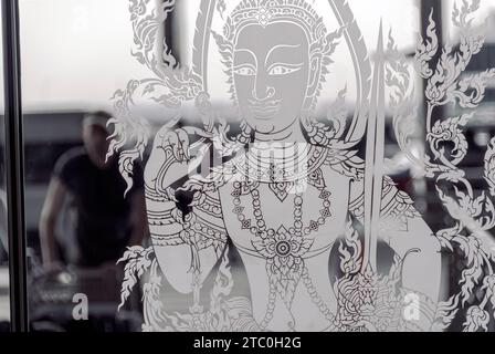 Bild eines Buddha an der Schiebetür am Suvarnabhumi Flughafen in Bangkok, Thailand Stockfoto