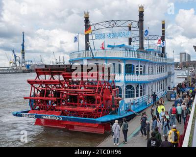 Die MS Louisiana Star, ein Paddelboot, das an der St. Pauli Piers an der Elbe in Hamburg. Stockfoto