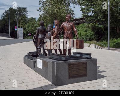 Das Denkmal „Kindertransport – der letzte Abschied“ von Frank Meisler, Bahnhof Hamburg Dammtor, Hamburg, Deutschland. Stockfoto