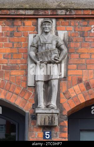 Mauerwerk an der Außenseite eines Re-Backsteinlagers in der Hamburger Speicherstadt. Stockfoto