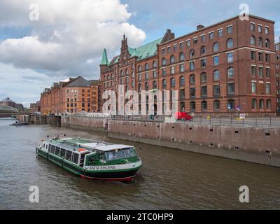 Das Anita Ehlers Ausflugsboot auf dem Zollkanal in der Speicherstadt in Hamburg. Stockfoto