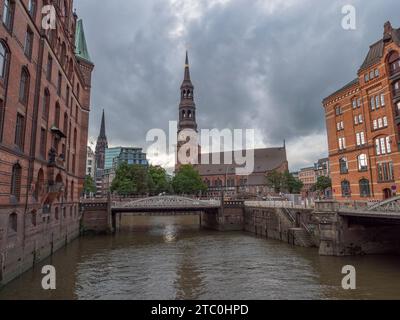 Blick über die Kannengießerbrücke in Richtung St. Katharinenkirche im Hamburger Stadtteil Speicherstadt. Stockfoto