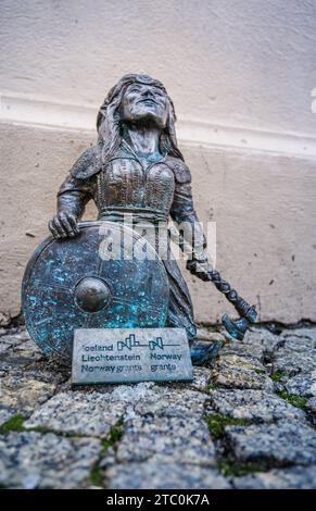 Wrocław, polen – 08. Dezember 2023: Zwerg Wikinger. Die berühmten Zwerge von Wrocław sind eine Touristenattraktion, die in der ganzen Stadt verbreitet ist Stockfoto