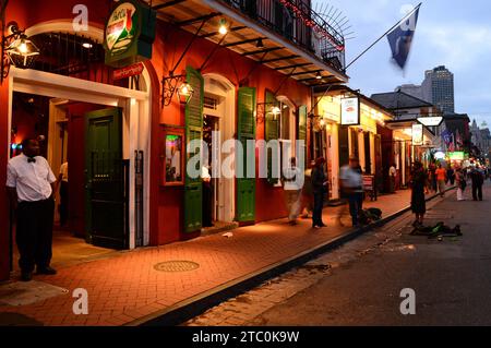 In den Bars und Clubs auf der Bourbon Street im French Quarter von New Orleans beginnen die unterhaltsamen Zeiten in der Abenddämmerung Stockfoto