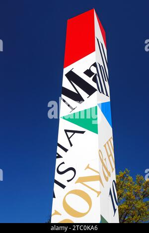 Auf dem Campus des Hauptquartiers von Phillip Morris steht eine große Säule für Zigaretten Stockfoto