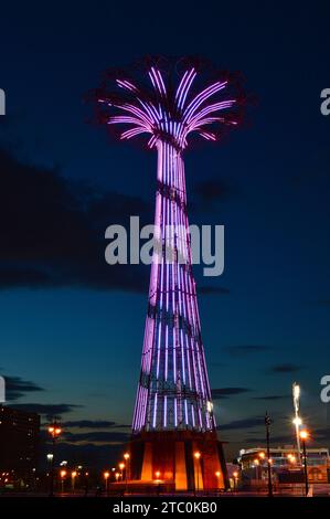 Der ehemalige Fallschirmsprung auf Coney Island zeigt jetzt eine bunte Lichtshow Stockfoto