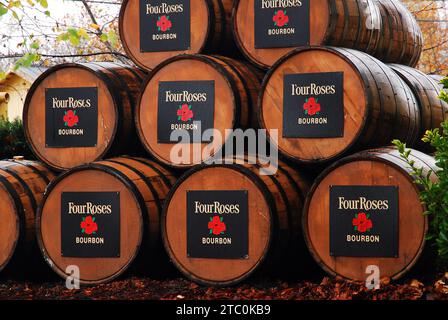 Eichenfässer mit Bourbon stehen vor der Four Roses Destillery in Kentucky Stockfoto