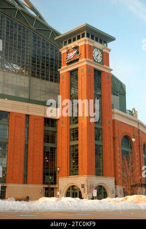 Das Äußere des American Family Fields, früher Miller Park, Heimat der Milwaukee Brewers, steht an einem kalten Wintertag still Stockfoto