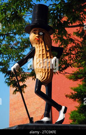 Eine Skulptur von Mr. Peanut steht in Suffolk, Virginia, wo sie der Geburtsort des ikonischen Werbe- und Werbecharakters von Planters Peanuts ist Stockfoto