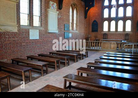 Die historische Kolonistenkirche in Jamestown Virginia zeigt die minimalen Bänke und Backsteinmauern Stockfoto