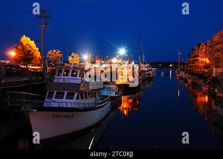 Hummerboote liegen in einem kleinen Hafen in Portland Maine auf dem ruhigen Wasser in der Abenddämmerung vor Anker Stockfoto