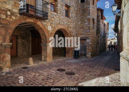 Touristen wandern entlang der Abadía Straße in der Stadt Culla, einer Stadt, die zu den schönsten in Spanien, Castellón, Spanien, Europa erklärt wurde Stockfoto