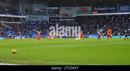 Cardiff, Großbritannien. Dezember 2023. Eine allgemeine Ansicht, wie ein streunender Ball während des Spiels bei starkem Wind auf das Spielfeld weht. EFL Skybet Championship Match, Cardiff City gegen Millwall im Cardiff City Stadium in Cardiff, Wales am Samstag, den 9. Dezember 2023. Dieses Bild darf nur für redaktionelle Zwecke verwendet werden. Nur redaktionelle Verwendung, Bild von Andrew Orchard/Andrew Orchard Sportfotografie/Alamy Live News Credit: Andrew Orchard Sportfotografie/Alamy Live News Stockfoto