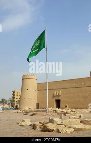 Die Nationalflagge Saudi-Arabiens fliegt an der Masmak-Festung in Riad Stockfoto