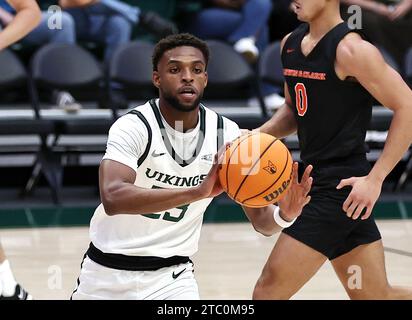 6. Dezember 2023: Jorell Saterfield (23) der Portland State Vikings (23) macht einen Pass während des NCAA-Basketballspiels zwischen den Lewis and Clark Pioneers und den Portland State Vikings im Stott Center, Portland, OR. Larry C. Lawson/CSM Stockfoto