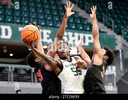 6. Dezember 2023: Der Wächter Keshaun Saunders (55) der Portland State Vikings schneidet zwischen zwei Lewis und Clark Verteidigern während des NCAA Basketballspiels zwischen den Lewis and Clark Pioneers und den Portland State Vikings im Stott Center in Portland. Larry C. Lawson/CSM Stockfoto