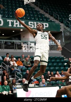 6. Dezember 2023: Der Wächter Keshaun Saunders (55) von Portland State Vikings bekommt während des NCAA-Basketballspiels zwischen den Lewis and Clark Pioneers und den Portland State Vikings im Stott Center, Portland, OR, einen unbestrittenen Layup. Larry C. Lawson/CSM Stockfoto