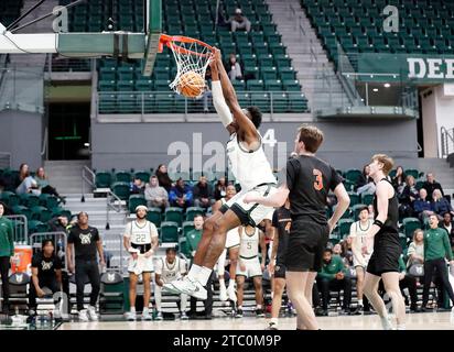 6. Dezember 2023: Das Portland State Vikings Center Tre-Vaughn Minott (4) erhält einen unbestrittenen Dunk während des NCAA-Basketballspiels zwischen den Lewis and Clark Pioneers und den Portland State Vikings im Stott Center, Portland, OR. Larry C. Lawson/CSM Stockfoto