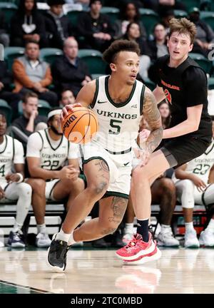 6. Dezember 2023: Die Wache Isiah Kirby (5) der Portland State Vikings fährt die Baseline während des NCAA-Basketballspiels zwischen den Lewis and Clark Pioneers und den Portland State Vikings im Stott Center in Portland. Larry C. Lawson/CSM Stockfoto