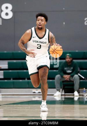 6. Dezember 2023: KJ Allen (3) bringt den Ball während des NCAA-Basketballspiels zwischen den Lewis and Clark Pioneers und den Portland State Vikings im Stott Center in Portland, OR. Larry C. Lawson/CSM Stockfoto