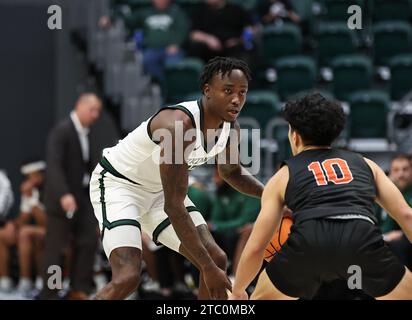 6. Dezember 2023: Bobby Harvey (2), der Wächter der Portland State Vikings, sucht nach einer Eröffnung während des NCAA-Basketballspiels zwischen den Lewis and Clark Pioneers und den Portland State Vikings im Stott Center, Portland, OR. Larry C. Lawson/CSM Stockfoto