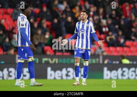 Stoke auf Trent, Großbritannien. Dezember 2023. Sheffield Wednesday Defender Marvin Johnson (18) Sheffield Wednesday Defender Di'Shon Bernard (17) während des Spiels Stoke City FC gegen Sheffield Wednesday FC SKY Bet EFL Championship im Bet365 Stadium, Stoke-on-Trent, England, Vereinigtes Königreich am 9. Dezember 2023 Credit: Every Second Media/Alamy Live News Stockfoto