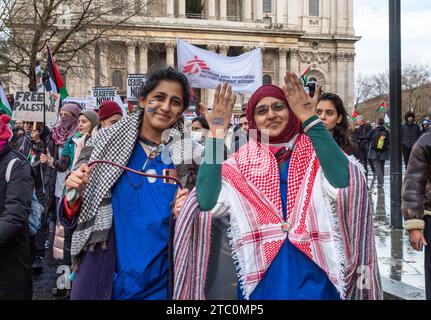 London, Großbritannien. 9. Dezember 2023: Zwei muslimische Krankenschwestern vor der St. Pauls Kathedrale bei einem pro-palästinensischen Protest, der ein Ende der israelischen Angriffe auf Gaza fordert. Andy Soloman/Alamy Live News Stockfoto