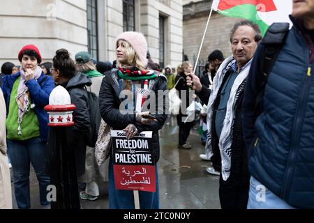 London, Vereinigtes Königreich - 9. Dezember 2023, Tausende nehmen an propalästinensischen Protesten Teil. Pro-Palestine-Kundgebung marschiert durch die Stadt Stockfoto