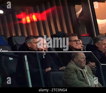 Frankfurt, Deutschland. Dezember 2023. 09.12.2023, Deutsche Bank Park, Frankfurt, DE, 1.FBL, Eintracht Frankfurt vs FC Bayern München, DFL-Vorschriften verbieten jede Verwendung von Fotos als Bildsequenzen und/oder Quasi-Video. Im Bild Präsident Herbert Hainer (München), Uli Hoeness, Geschäftsführer Jan-Christian Dreesen (München) Credit: dpa/Alamy Live News Stockfoto