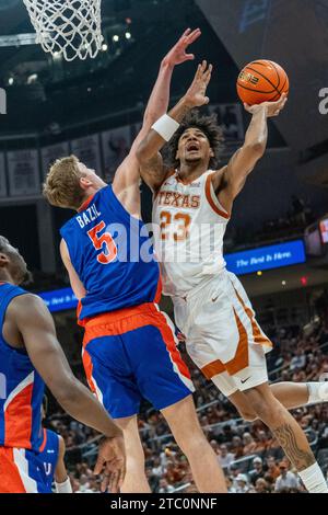 Texas, USA. Dezember 2023. Dillon Mitchell #23 der Texas Longhorns in Aktion gegen die Houston Christian Huskies im Moody Center in Austin Texas. Texas besiegt HCU 77:50. Quelle: csm/Alamy Live News Stockfoto