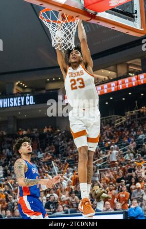 Texas, USA. Dezember 2023. Dillon Mitchell #23 der Texas Longhorns in Aktion gegen die Houston Christian Huskies im Moody Center in Austin Texas. Texas besiegt HCU 77:50. Quelle: csm/Alamy Live News Stockfoto