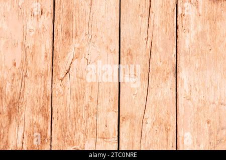 Alte schäbige Holztür Hintergrund, Textur. Die Farbe des Jahres 2024 Peach Fuzz. Stockfoto