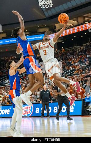 Texas, USA. Dezember 2023. Max Abmas #3 der Texas Longhorns in Aktion gegen die Houston Christian Huskies im Moody Center in Austin Texas. Texas besiegt HCU 77:50. Quelle: csm/Alamy Live News Stockfoto