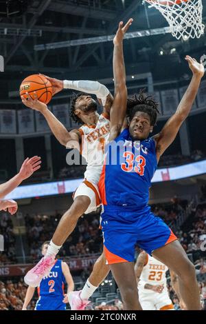 Texas, USA. Dezember 2023. Tyrese Hunter #4 der Texas Longhorns in Aktion gegen die Houston Christian Huskies im Moody Center in Austin Texas. Texas besiegt HCU 77:50. Quelle: csm/Alamy Live News Stockfoto