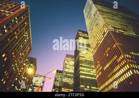 New York City Avenue of the Americas Wolkenkratzer, 6th Avenue, nachts. Rockefeller Center Complex, New York, USA Stockfoto