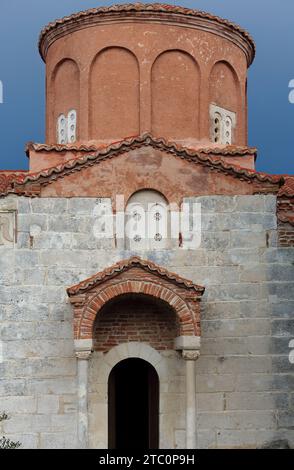 111 Reliefs von Adler und Doppelkreuz, die an der Südwestfassade geschnitzt wurden, Kirche -Katholikon- des St. Maria Kloster. Apollonien-Albanien. Stockfoto