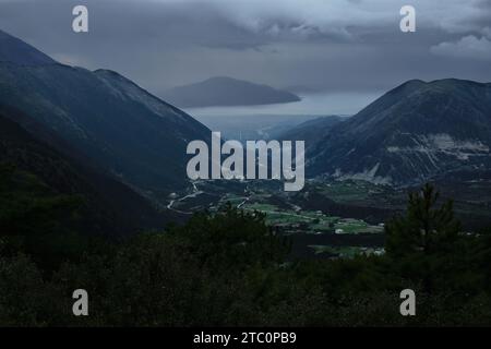 121 die Dukat Plain-Orikum-Stadt-Bucht von Vlore, gesehen vom Llogara Pass-Ceraunian Berge unter starkem Regen. Komitat Vlore-Albanien. Stockfoto